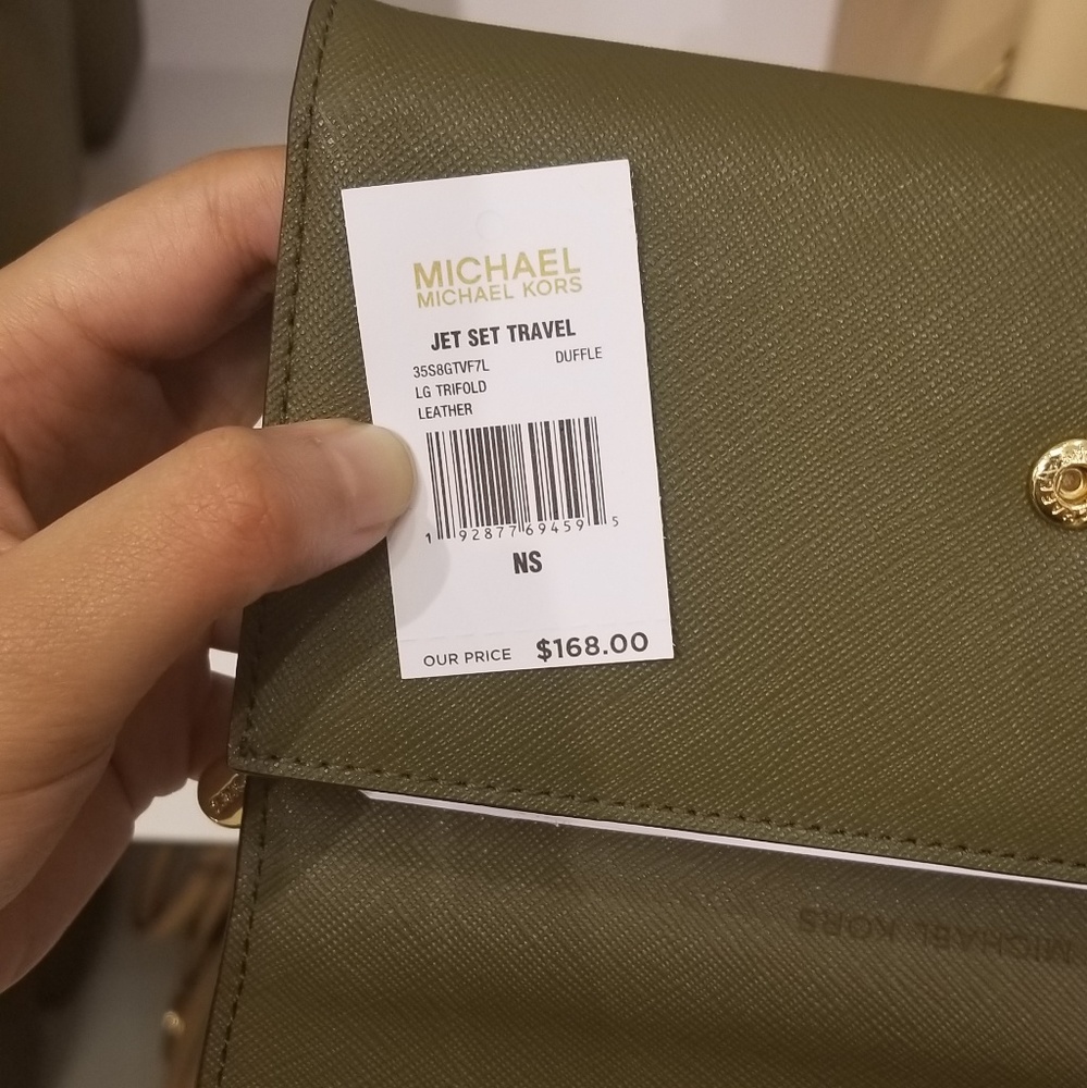 MK SAVANNAH LG SATCHEL & JST LG TRIFOLD LEATHER - Picture 8 of 8